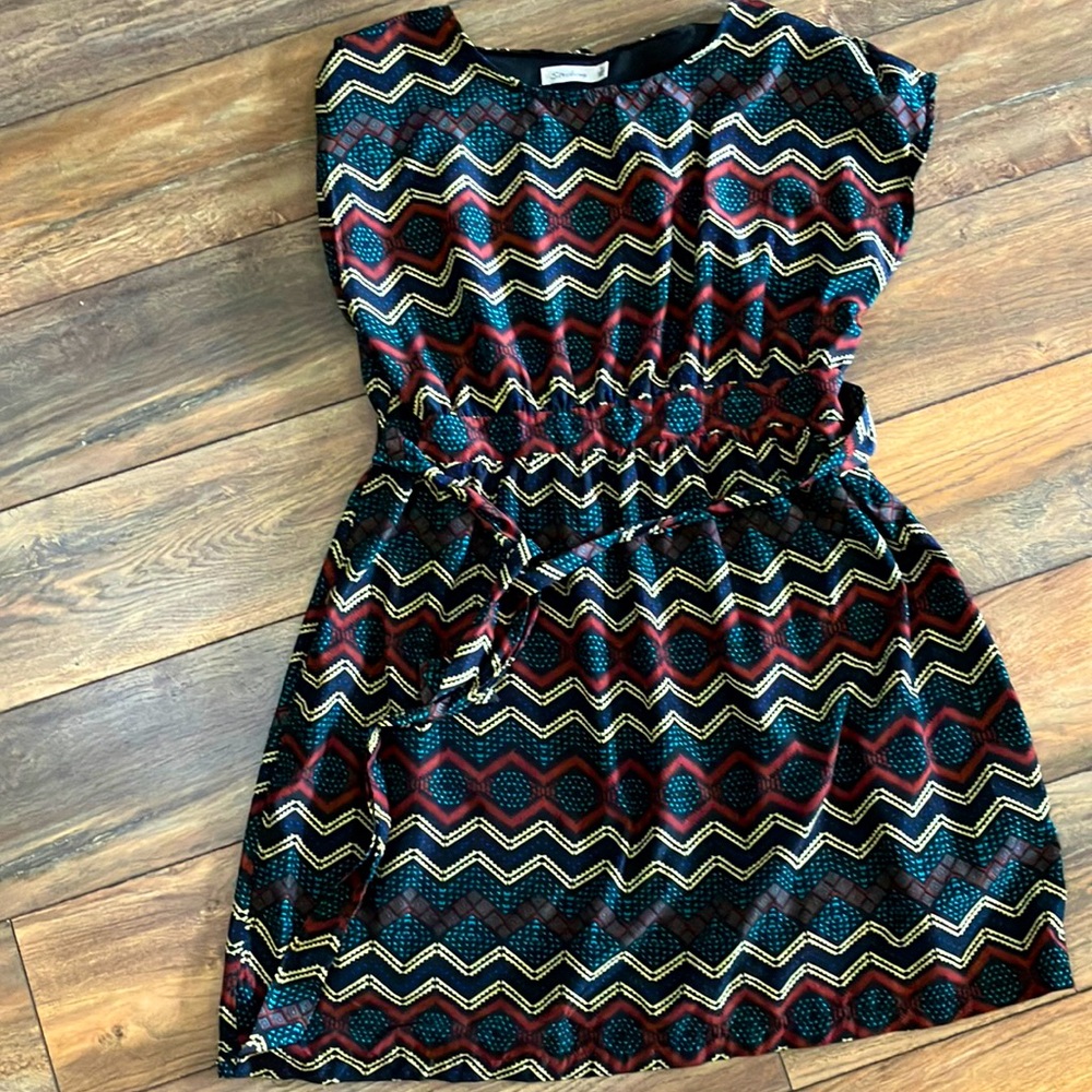 Geometric pattern dress with belt tie and lining